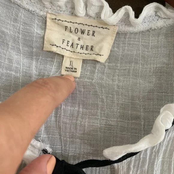 Flower & Feather Women´s White Top Blouse, Size XL - Picture 9 of 16